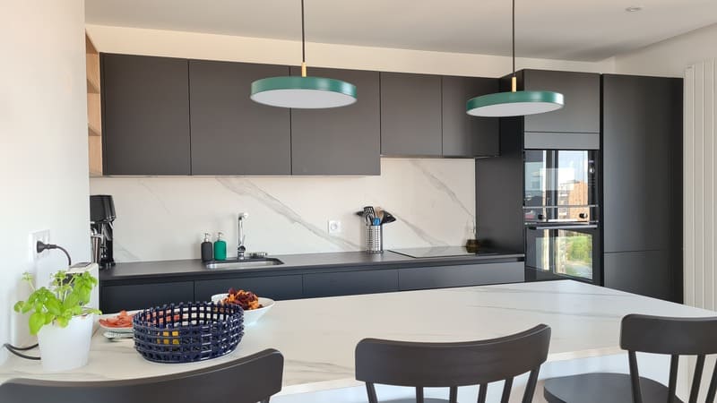 Cuisine ouverte noire et Dekton avec îlot bar à Nantes | Raison Home - 5