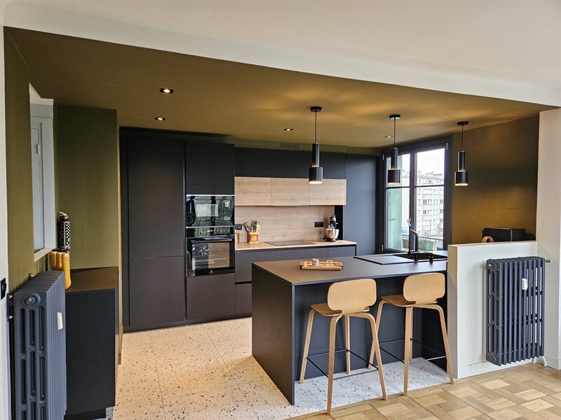Cuisine ouverte de style moderne bois et noir à Nantes 1