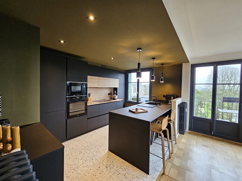 Cuisine ouverte de style moderne bois et noir à Nantes 3