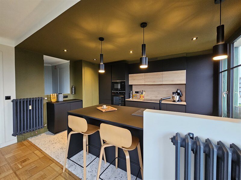 Cuisine ouverte de style moderne bois et noir à Nantes 4