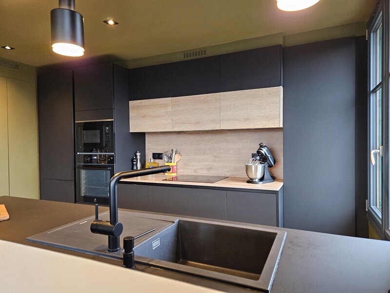 Cuisine ouverte de style moderne bois et noir à Nantes 6