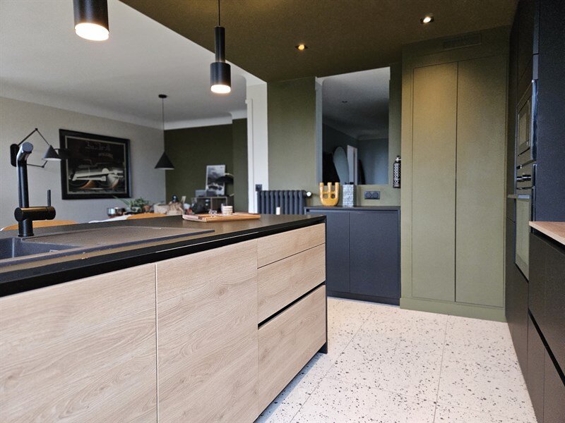 Cuisine ouverte de style moderne bois et noir à Nantes 7