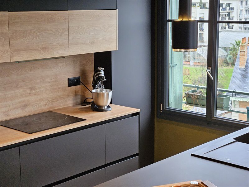 Cuisine ouverte de style moderne bois et noir à Nantes 9