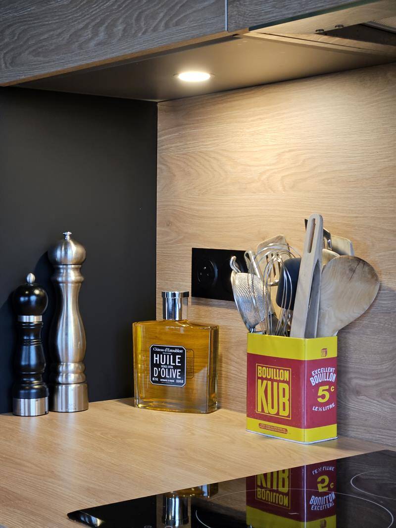 Cuisine ouverte de style moderne bois et noir à Nantes 10