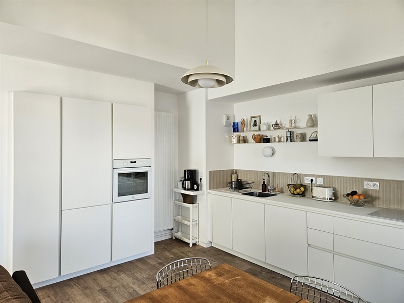 Cuisine ouverte de style moderne blanc à Nantes 5