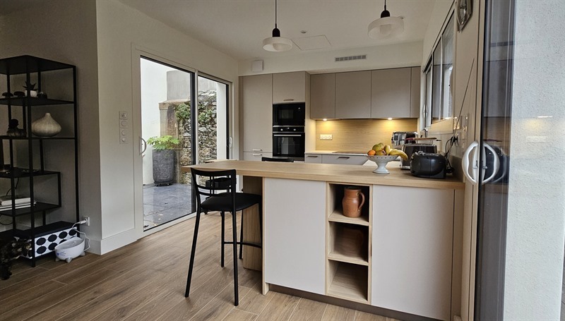 Cuisine ouverte de style contemporain beige à Nantes | Raison Home - 2