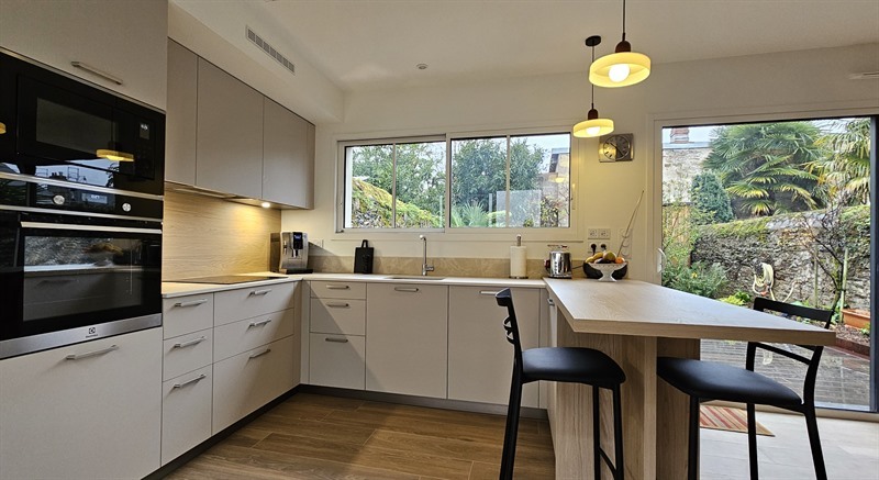 Cuisine ouverte de style contemporain beige à Nantes | Raison Home - 3