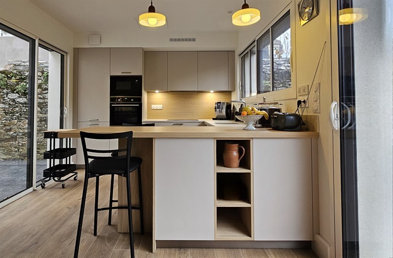 Cuisine ouverte de style contemporain beige à Nantes | Raison Home - 5