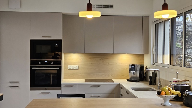 Cuisine ouverte de style contemporain beige à Nantes | Raison Home - 6