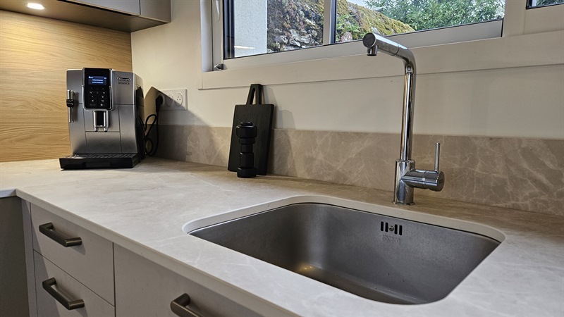 Cuisine ouverte de style contemporain beige à Nantes | Raison Home - 8