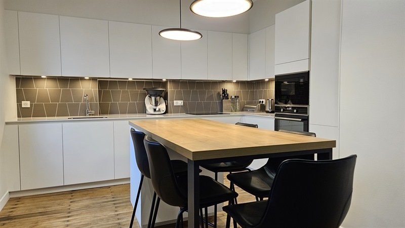 Cuisine ouverte de style moderne blanc à Nantes | Raison Home - 2