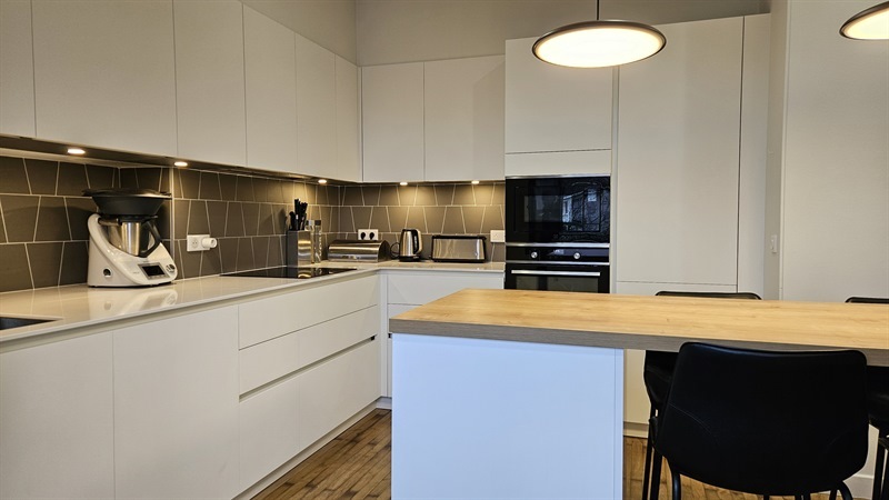 Cuisine ouverte de style moderne blanc à Nantes | Raison Home - 3