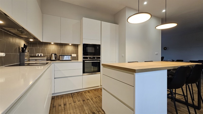 Cuisine ouverte de style moderne blanc à Nantes | Raison Home - 4