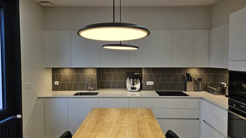 Cuisine ouverte de style moderne blanc à Nantes | Raison Home - 7