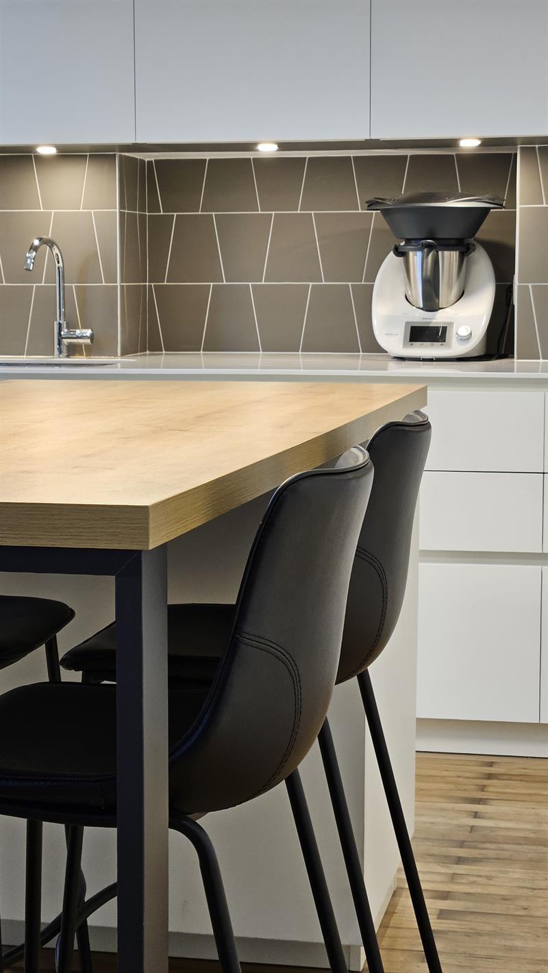 Cuisine ouverte de style moderne blanc à Nantes | Raison Home - 9