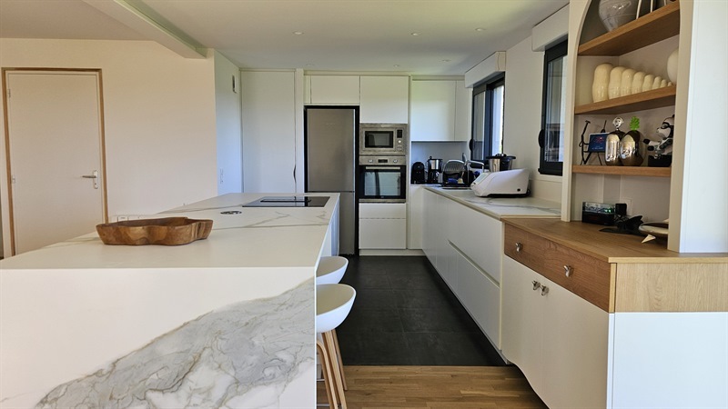Cuisine ouverte de style moderne blanc 2
