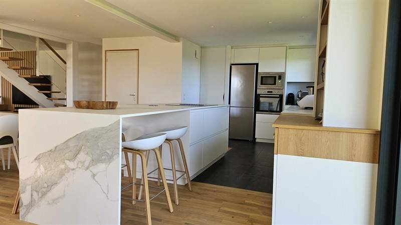 Cuisine ouverte de style moderne blanc 3