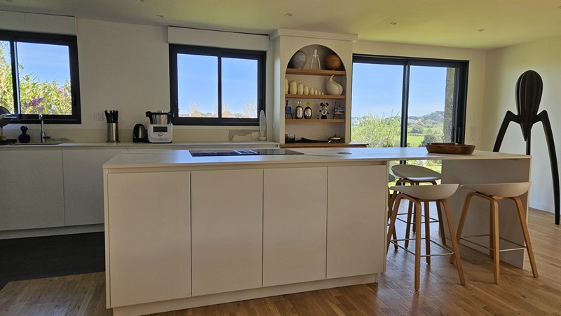 Cuisine ouverte de style moderne blanc 5