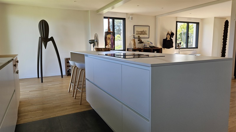 Cuisine ouverte de style moderne blanc 6