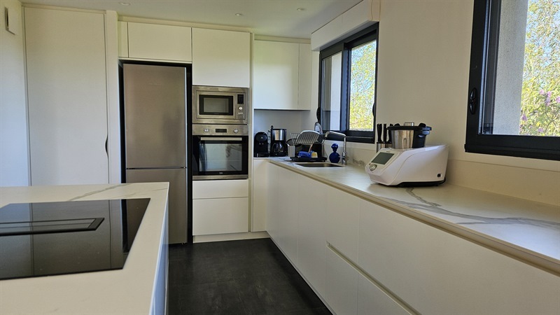 Cuisine ouverte de style moderne blanc 7