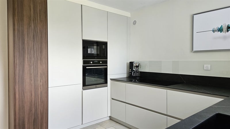 Cuisine ouverte de style moderne beige 1