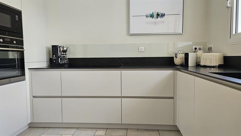 Cuisine ouverte de style moderne beige 3