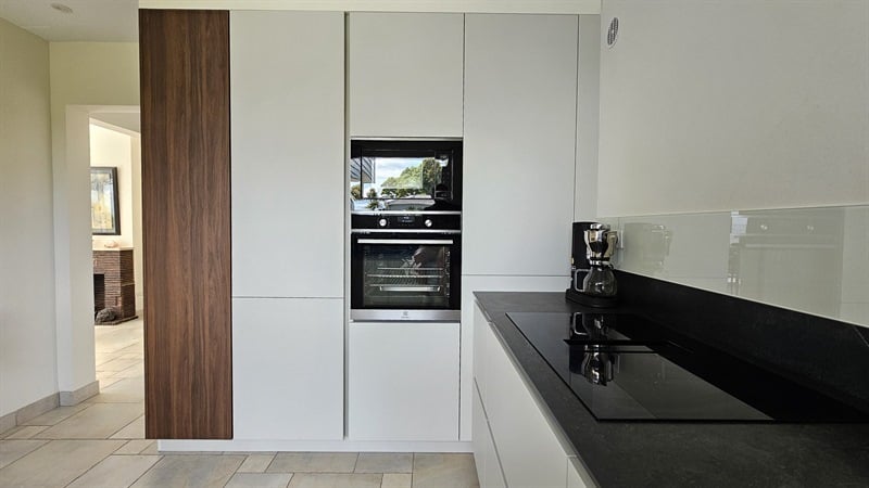 Cuisine ouverte de style moderne beige 4