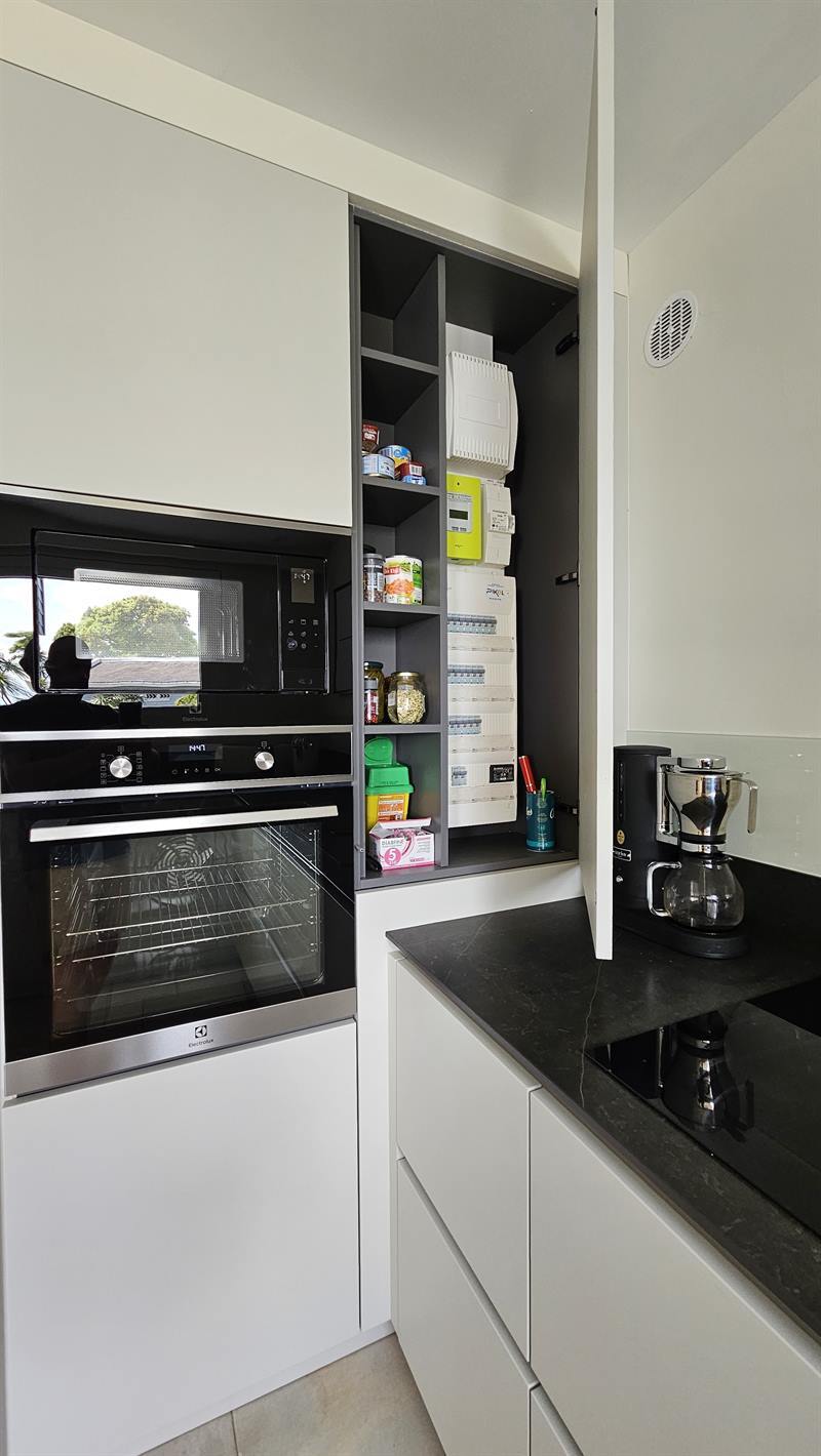 Cuisine ouverte de style moderne beige 5