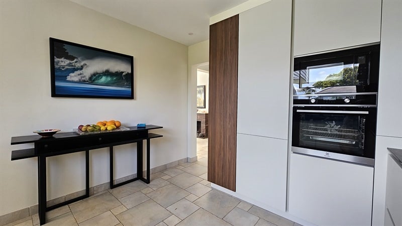 Cuisine ouverte de style moderne beige 6
