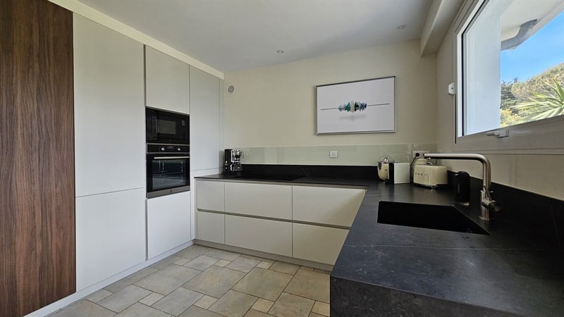 Cuisine ouverte de style moderne beige 9