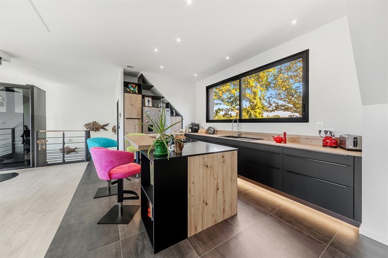 Cuisine ouverte de style moderne bois et noir à Penestin 2