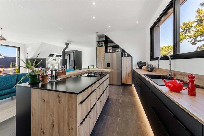 Cuisine ouverte de style moderne bois et noir à Penestin 3