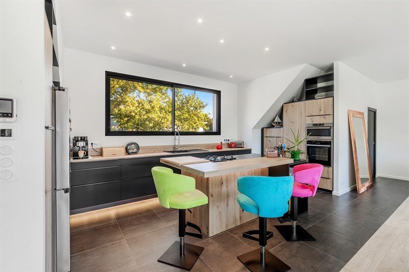Cuisine ouverte de style moderne bois et noir à Penestin 4