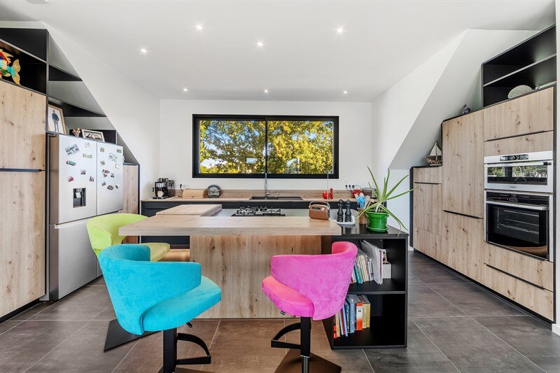 Cuisine ouverte de style moderne bois et noir à Penestin 5