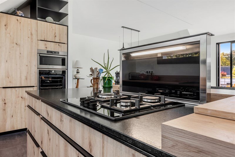 Cuisine ouverte de style moderne bois et noir à Penestin 6