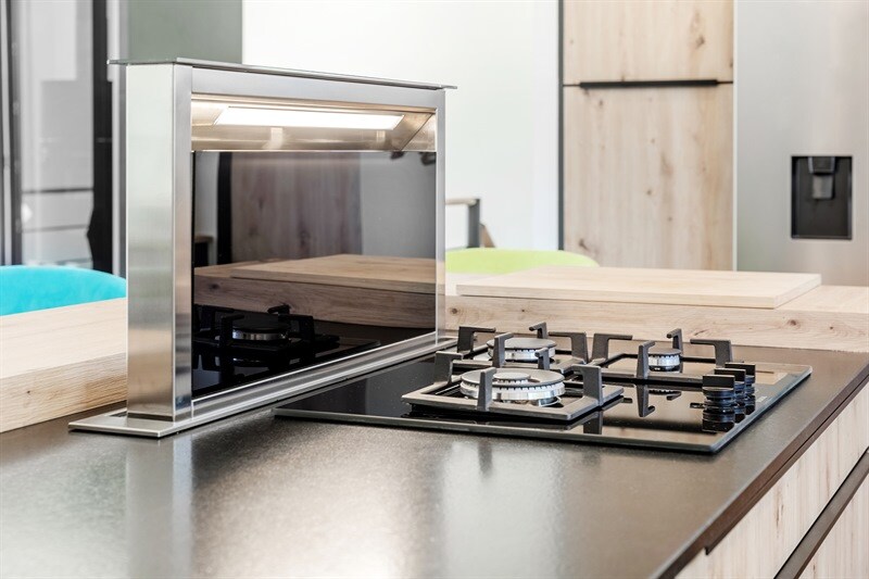 Cuisine ouverte de style moderne bois et noir à Penestin 7