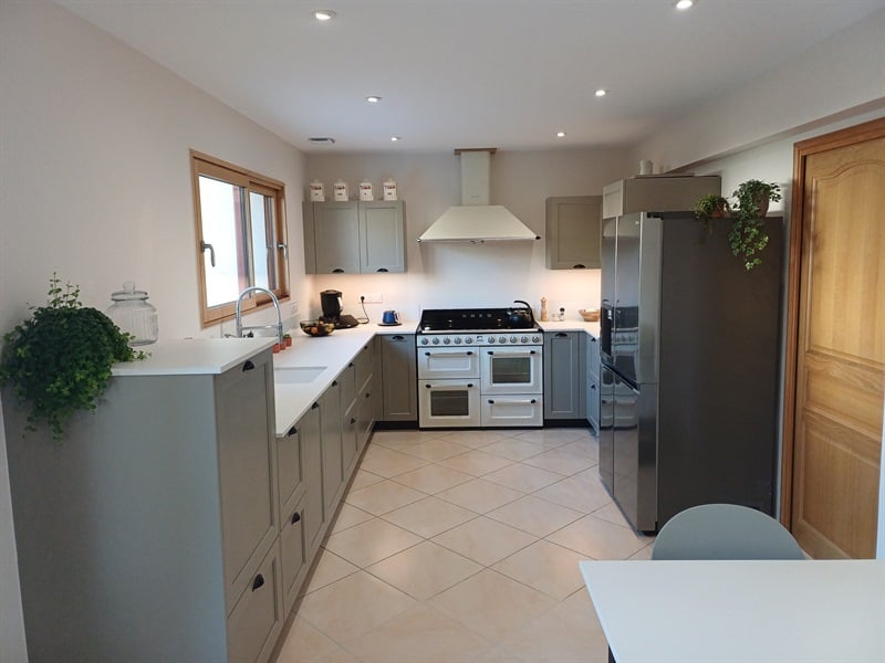 Cuisine en U de style contemporain à Ambon | Raison Home - 1