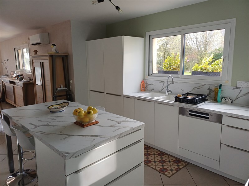 Cuisine ouverte de style moderne blanc à Malansac | Raison Home - 3