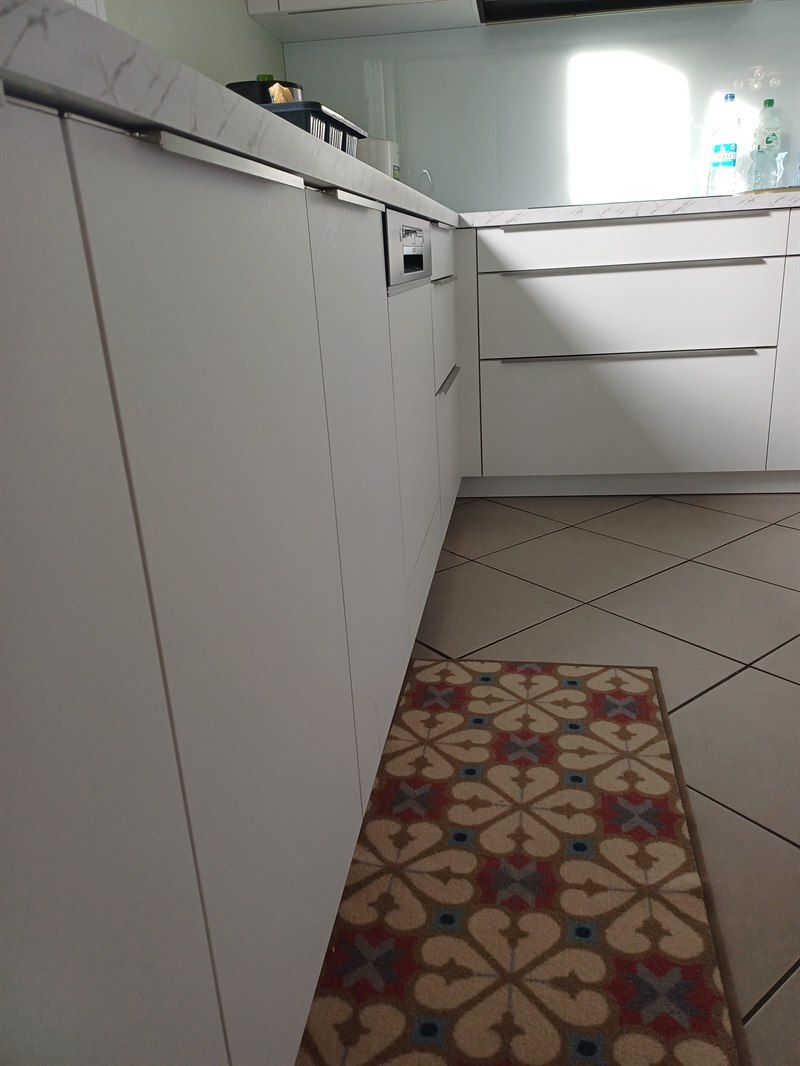 Cuisine ouverte de style moderne blanc à Malansac | Raison Home - 5