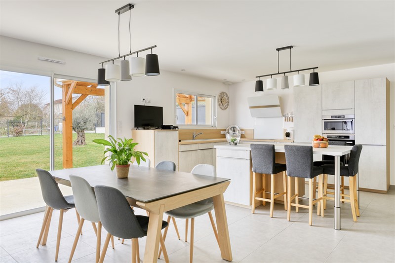 Cuisine ouverte de style contemporain aux tons clairs 1