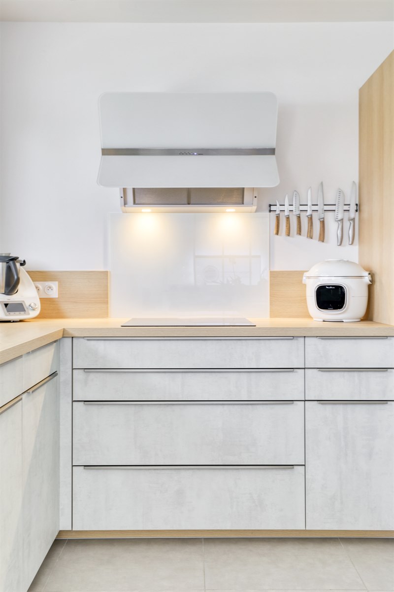 Cuisine ouverte de style contemporain aux tons clairs 3