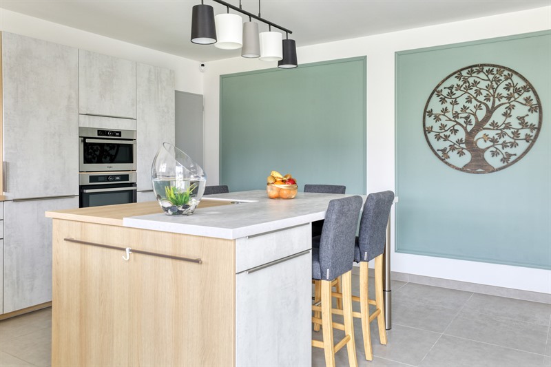 Cuisine ouverte de style contemporain aux tons clairs 4