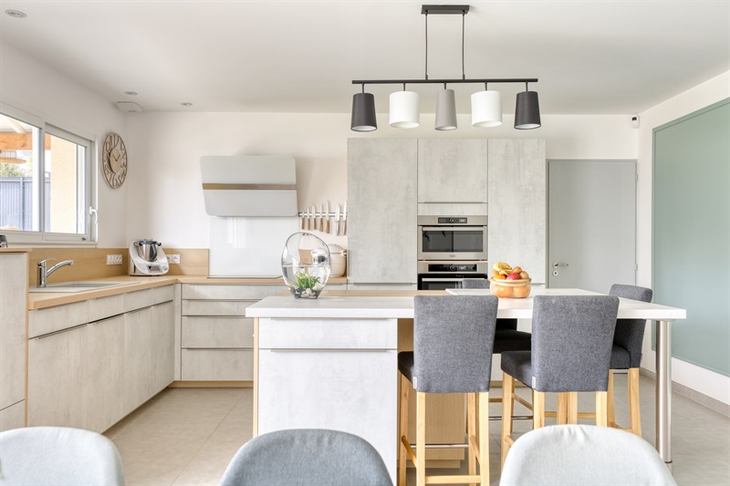 Cuisine ouverte de style contemporain aux tons clairs 5