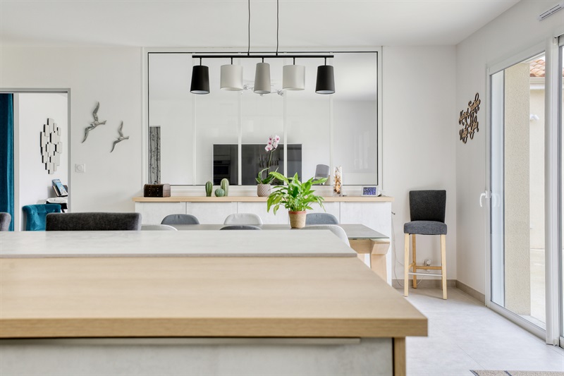 Cuisine ouverte de style contemporain aux tons clairs 6