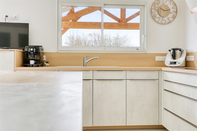 Cuisine ouverte de style contemporain aux tons clairs 7