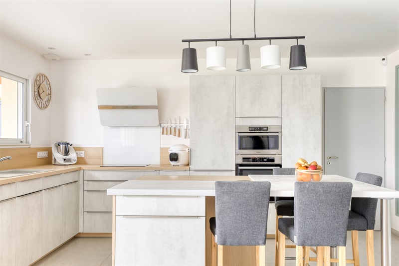 Cuisine ouverte de style contemporain aux tons clairs 8