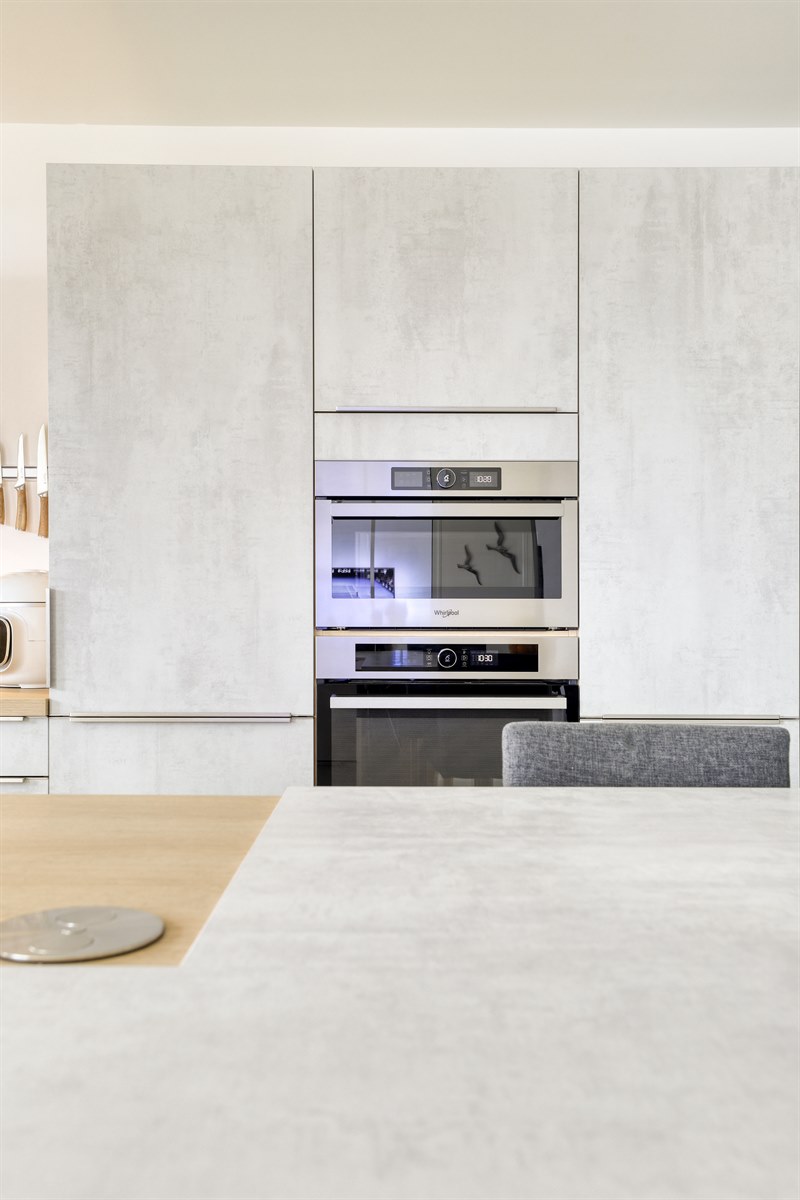 Cuisine ouverte de style contemporain aux tons clairs 10
