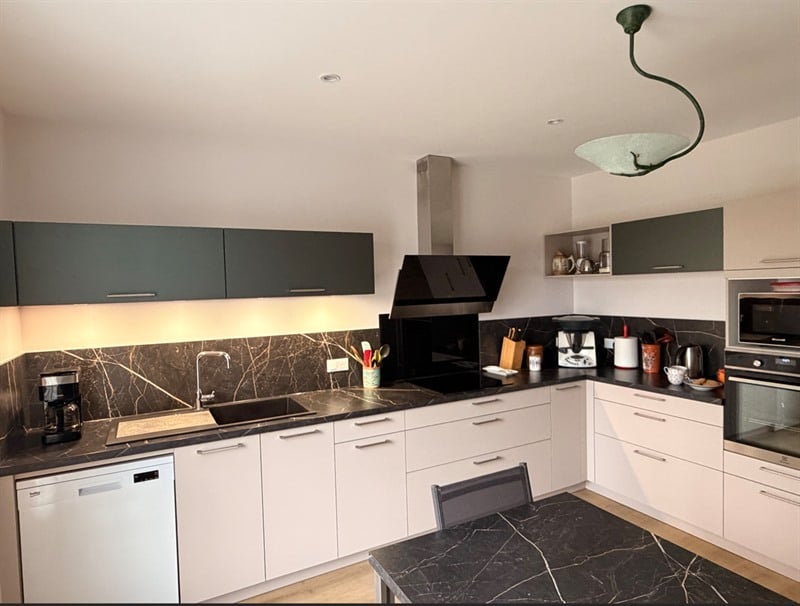 Cuisine en L bois, beige et vert à Aiffres 1