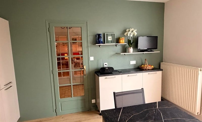 Cuisine en L bois, beige et vert à Aiffres 3