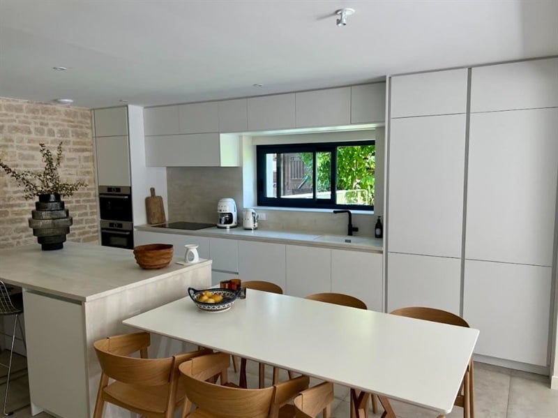 Cuisine ouverte de style moderne blanc à Usseau | Raison Home - 1